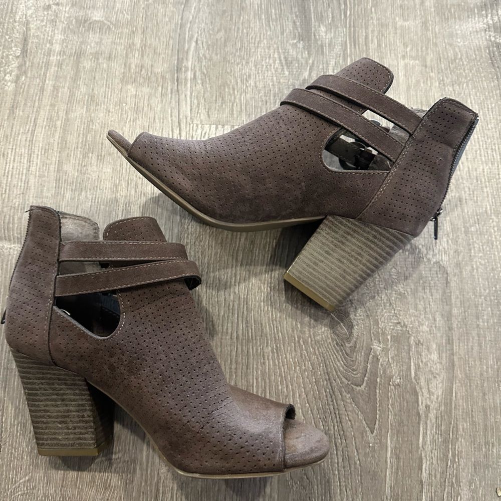 White Mountain Peep toe booties size 7